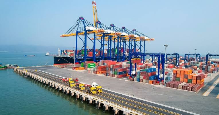 Cảng biển và hoạt động logistics — ảnh do người dùng cung cấp
